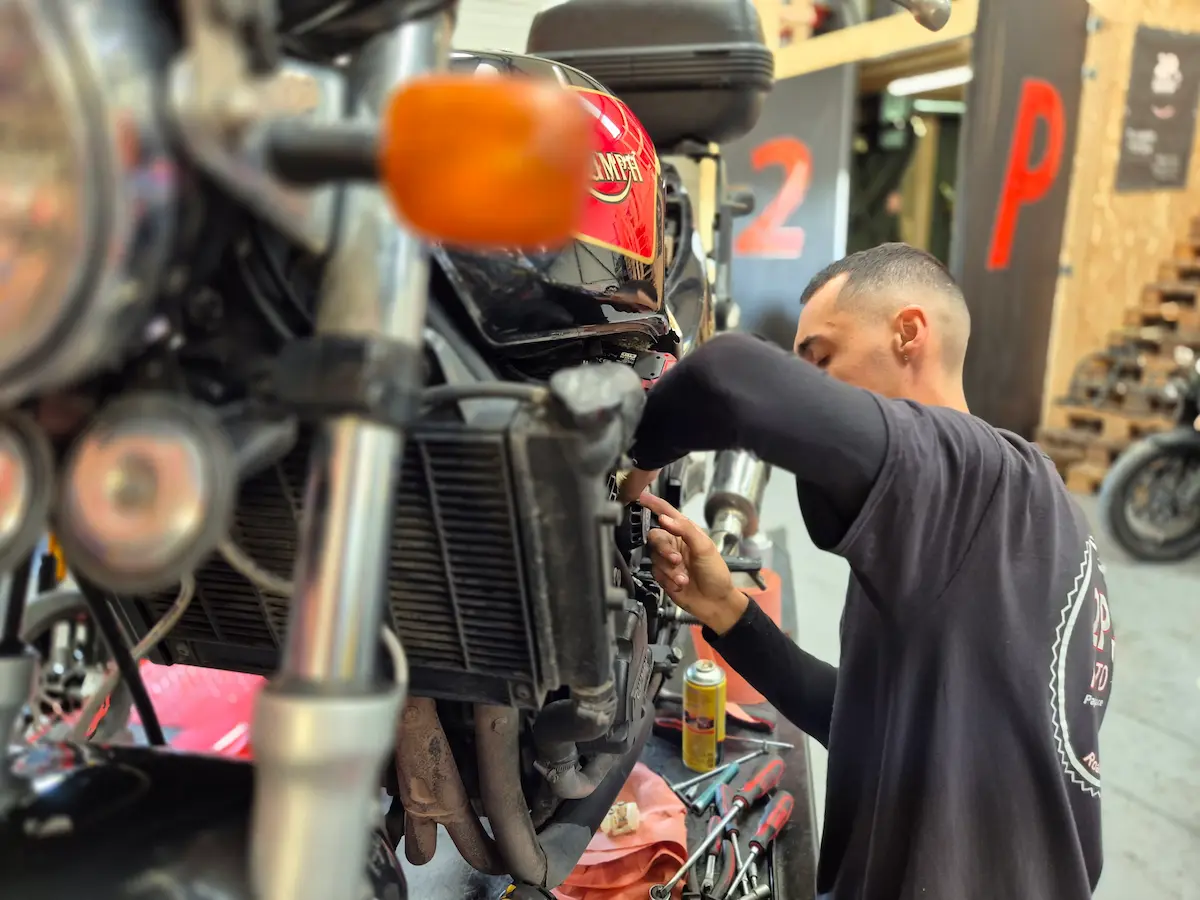 Moto en révision
