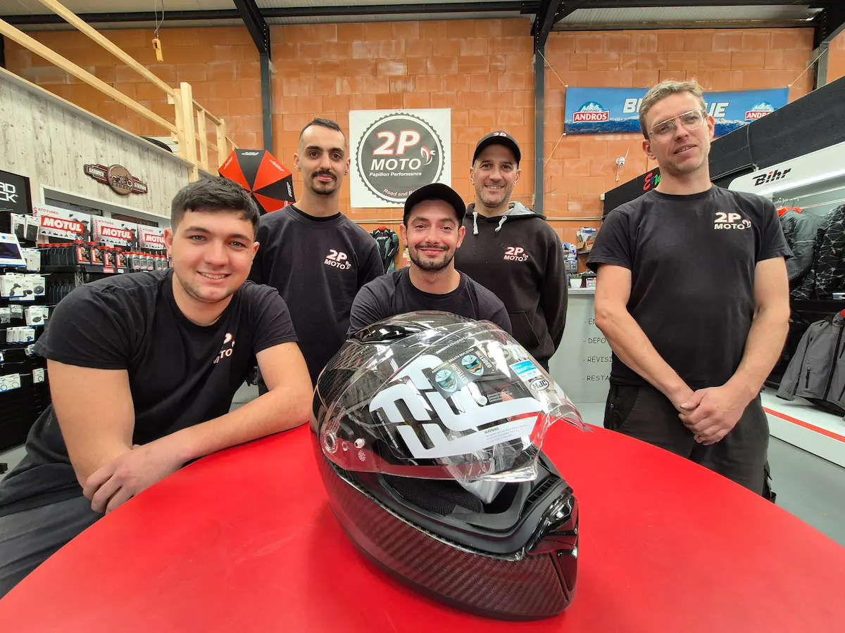 Équipe 2P Moto dans l'atelier